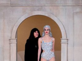 Abito da sposa Chanel 2019 - Virginie Viard con la modella Vittoria Ceretti (Lapresse)