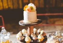 5 alternative alla torta nuziale Torta nuziale a piani con cupcake