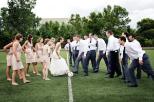 Una partita calcio il giorno del matrimonio