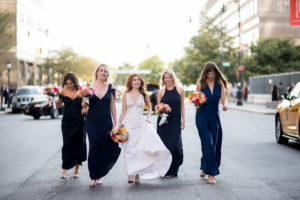 Una passeggiata con le damigelle prima del matrimonio