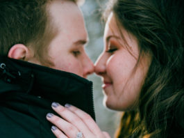 Un bacio eschimese per l’annuncio di fidanzamento