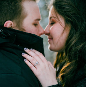 Un bacio eschimese per l’annuncio di fidanzamento